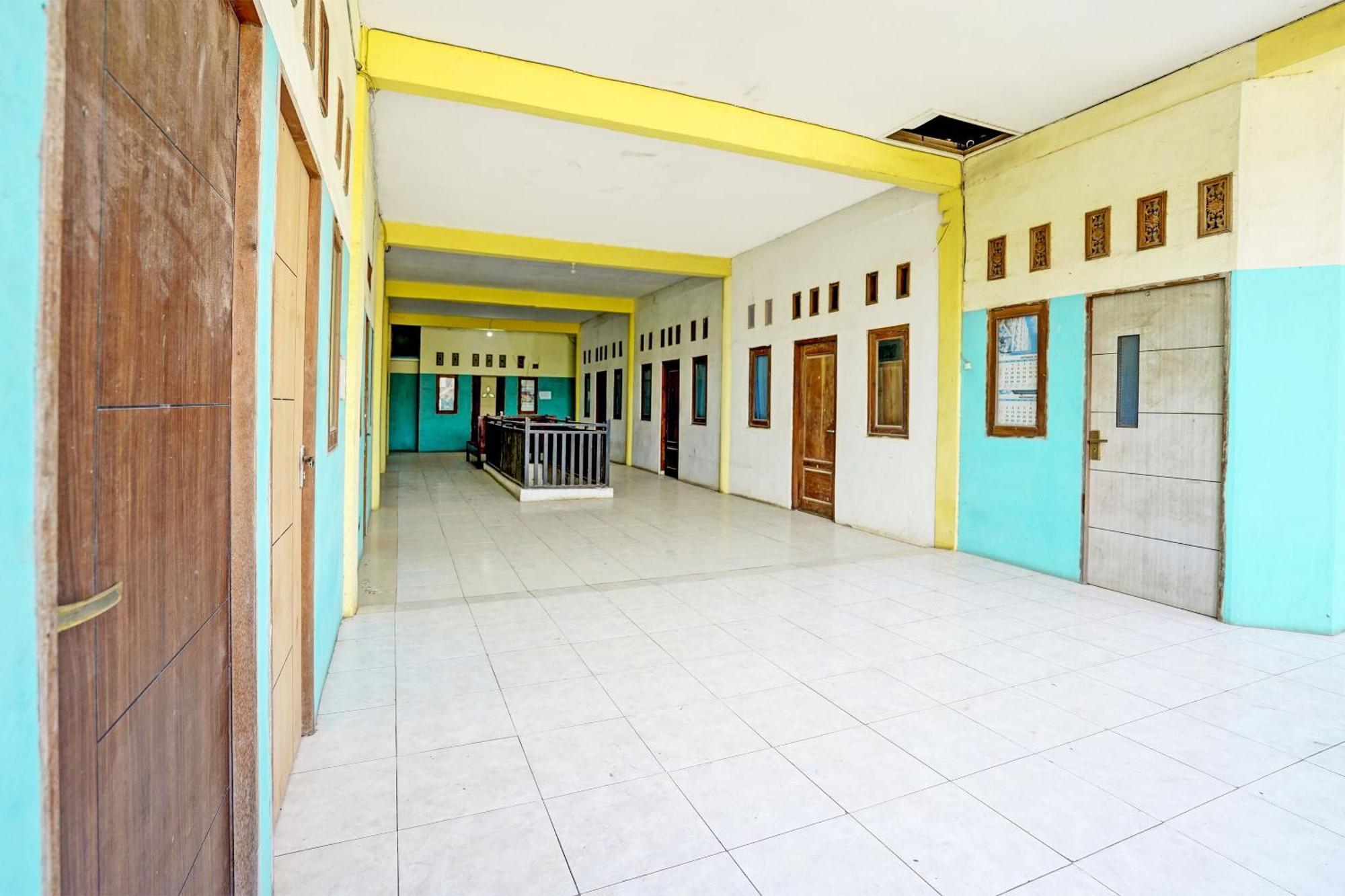 Oyo Life 93037 Nova Jaya Homestay Syariah Lamongan Exterior photo